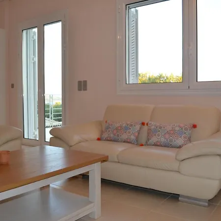 Emma - With Stunning Sea Views Holiday home