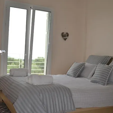 Emma - With Stunning Sea Views Holiday home *